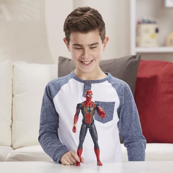 Titan Iron Spider-Man-figur - HASBRO - Avengers - 30 cm - Röd - Blandat - från 3 år och uppåt