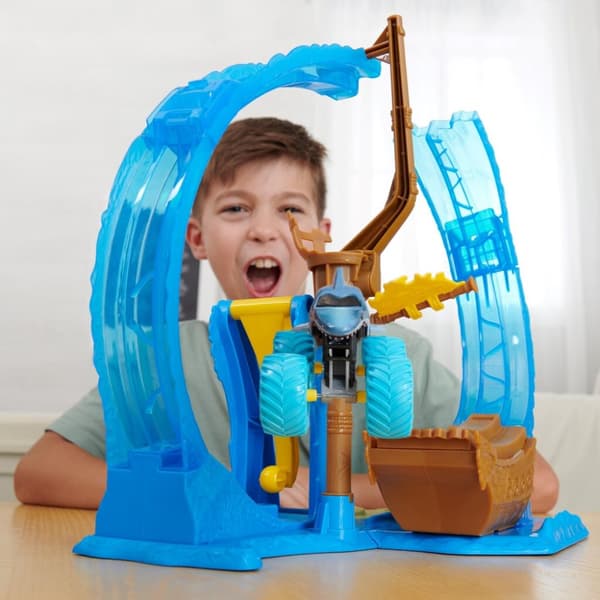 Monster Jam Megalodon Loop of Doom Stunt Playset