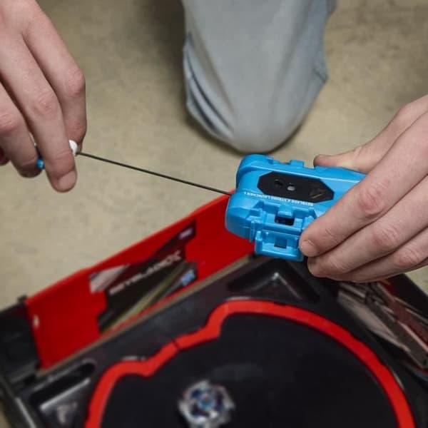 Beyblade X paket Cobalt Dragoon 2-60C med deluxe snöre launcher, vänstervridande topp, från 8 år.