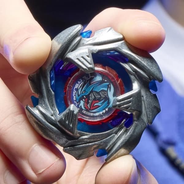 Beyblade X paket Cobalt Dragoon 2-60C med deluxe snöre launcher, vänstervridande topp, från 8 år.