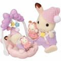 Miniatyrbillede 3 af 4: Samlet figur Sylvanian Families Las hermanas conejitas de chocolate: hora de dormir Pige