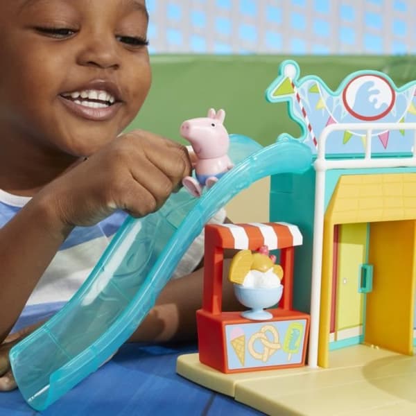 Peppa Pig box set Peppas vattenpark med 2 figurer och 15 tillbehör för barn från 3 år och uppåt