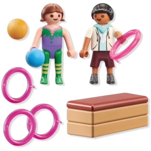 Två barn med gymnastikmaterial