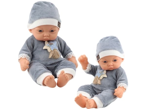 Baby Doll i grå pyjamas med stjärnmössa