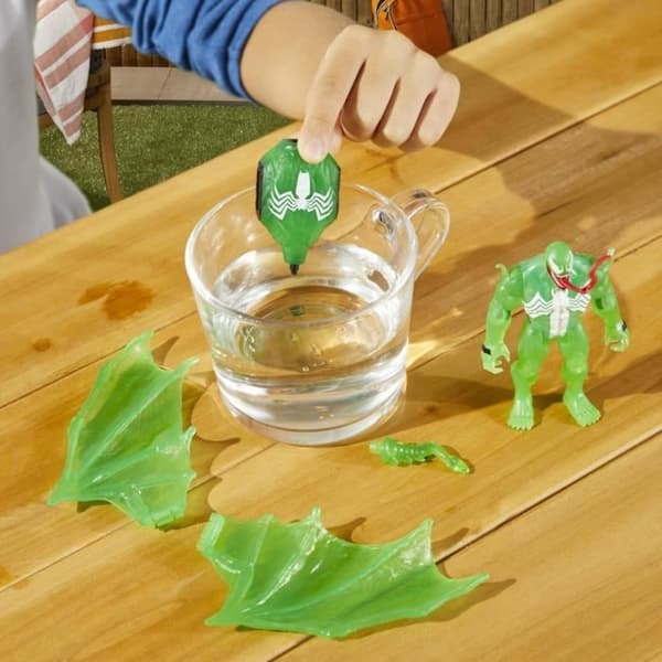 Green Symbiote Hydro-Wings Box Set, 10 cm figur med fordon, superhjälteleksak för barn från 4 år