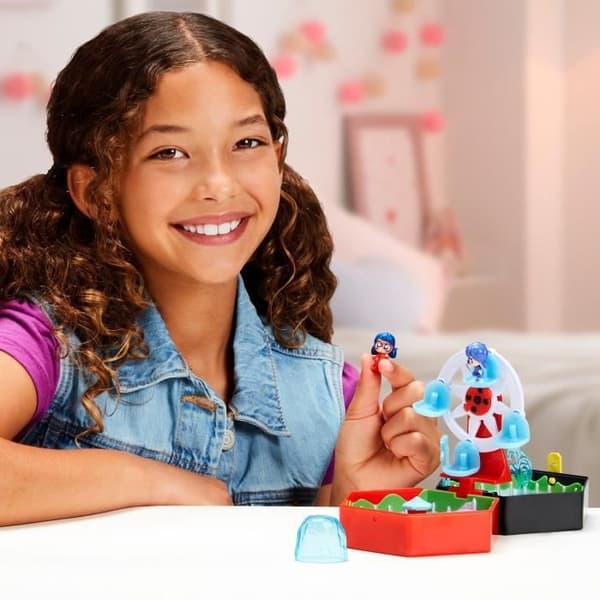 BANDAI - Mirakulös Nyckelpiga - Chibi Mini Universe Nöjespark - Marinette och Climatika Minifigurer Ingår - P50553
