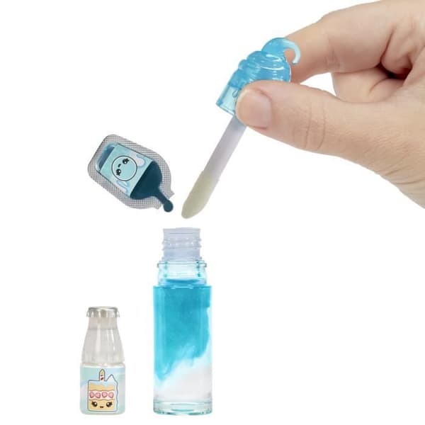 Yummiland - 1 10 cm dukke og en glitrende lipgloss til at skabe - Callie - Fødselsdagskagesmag - Fra 4 år
