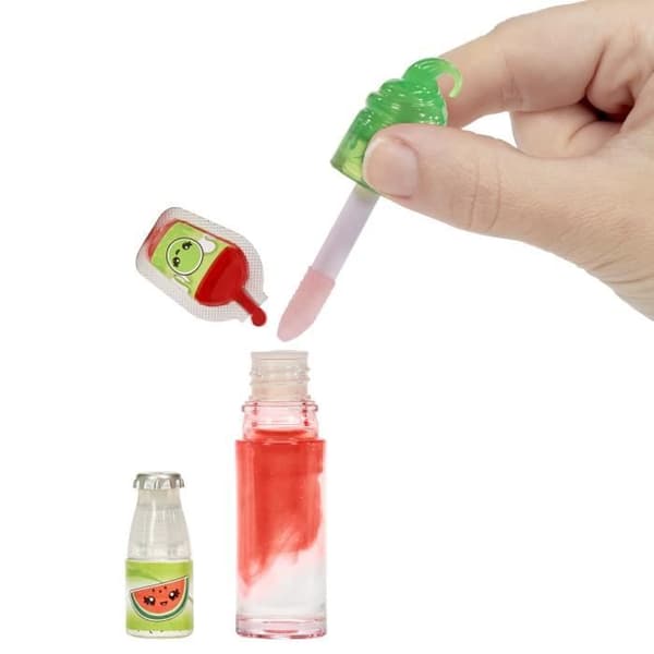 Yummiland - 1 10 cm docka och ett glittrigt läppglans att skapa - Maya - Vattenmelon Smak - Från 4 år