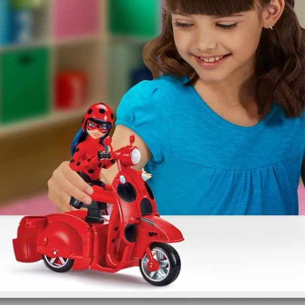 Mirakuløs Switch'n Go Scooter + Mariehøne Heldig Charm BANDAI 26 cm Leddelt Dukke - P50668