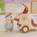 Pikkukuva 5 / 6: Nukkekodin tarvikkeet Sylvanian Families Puesto de hamburguesas - Papa Latte Cat y Scooter 30 Kappaletta