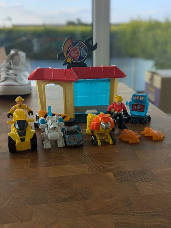 Playskool Heroes Transformers Rescue Bots Griffin Rock Garage Play