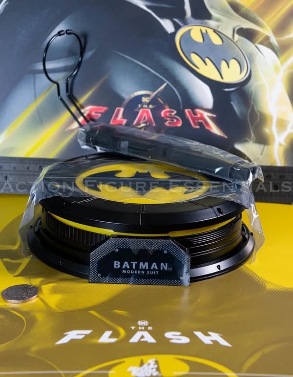 Hot Toys Batman Display Stand LED Keaton Modern Suit MMS712 1:6 Loose ...