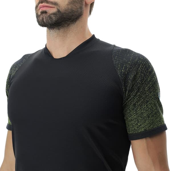 Uyn Kortärmad T-shirt Running Exceleration Aernet Svart M Man