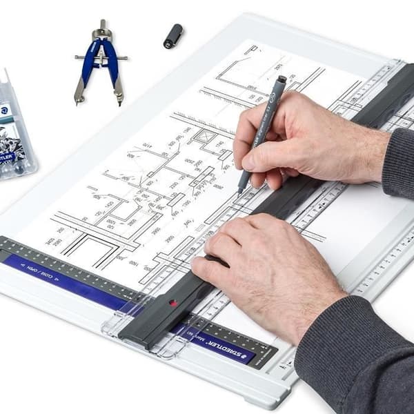 Staedtler A3 ritbräda gjord av stötsäker plast, odeformerbar och tvättbar, med parallell linjal och fast hållare