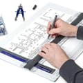 Miniatyrbild 2 av 4: Staedtler A3 ritbräda gjord av stötsäker plast, odeformerbar och tvättbar, med parallell linjal och fast hållare