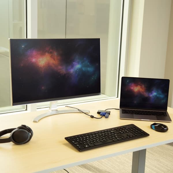StarTech.com USB-C til VGA multifunktionsadapter med strømforsyning og USB-A-port