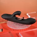 Miniatyrbild 3 av 11: Dubbelvibrator Dual Stimulation Vibe Evolved Playboy Svart