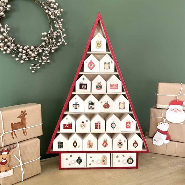 Julkalender gran av trä 52 x 35 cm