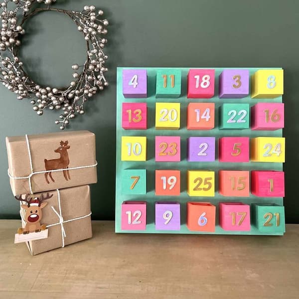 Adventskalender med magnetlådor 36 x 36 cm