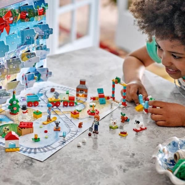 LEGO® Friends - Adventskalender 2023 - 24 presenter inklusive 8 djurfigurer - Julklapp