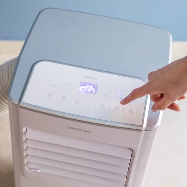 Cecotec 7000 BTU portable air conditioner with remote control.