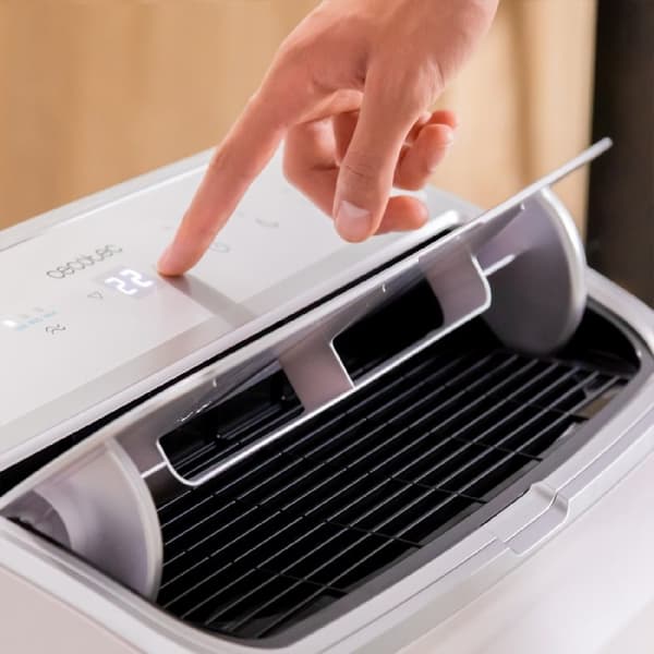 Cecotec 14000 BTU portable air conditioner with heat pump and remote control.