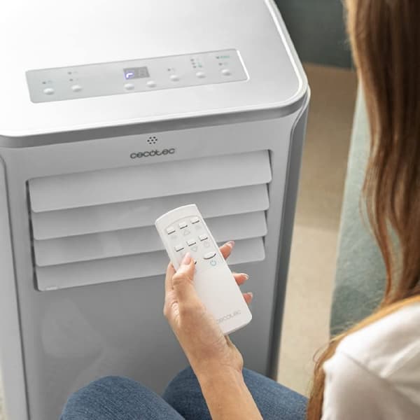 Cecotec 9000 BTU portable air conditioner with remote control.