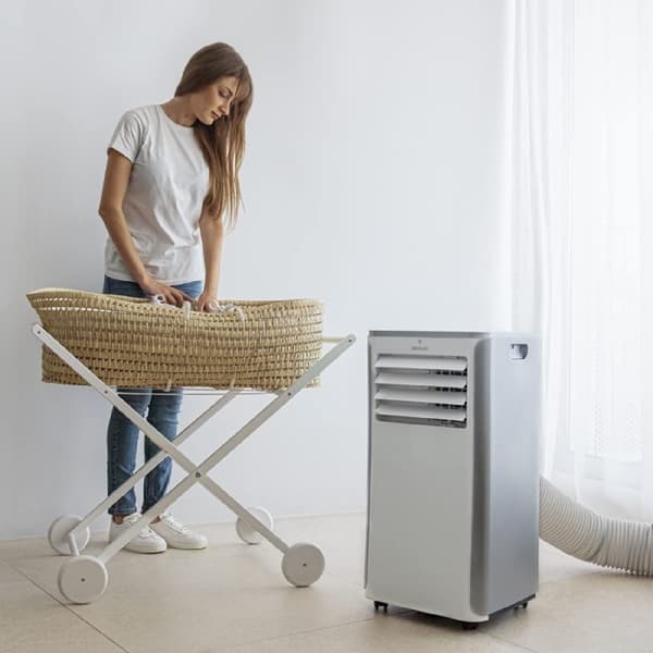 Cecotec 9000 BTU portable air conditioner with remote control.