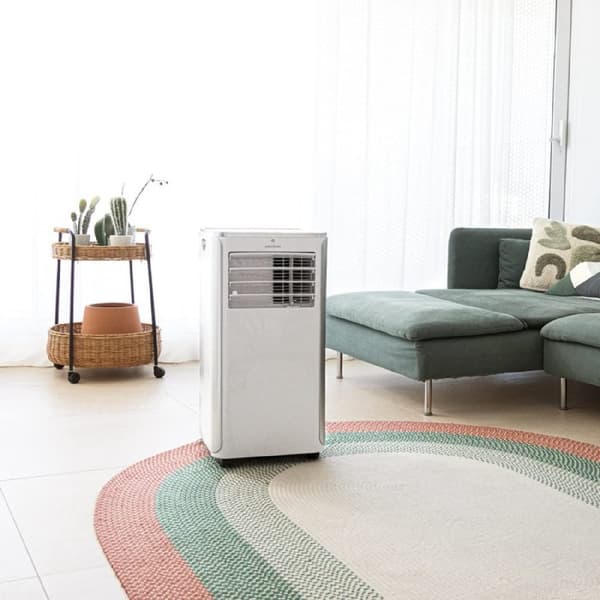 Cecotec 9000 BTU portable air conditioner with remote control.