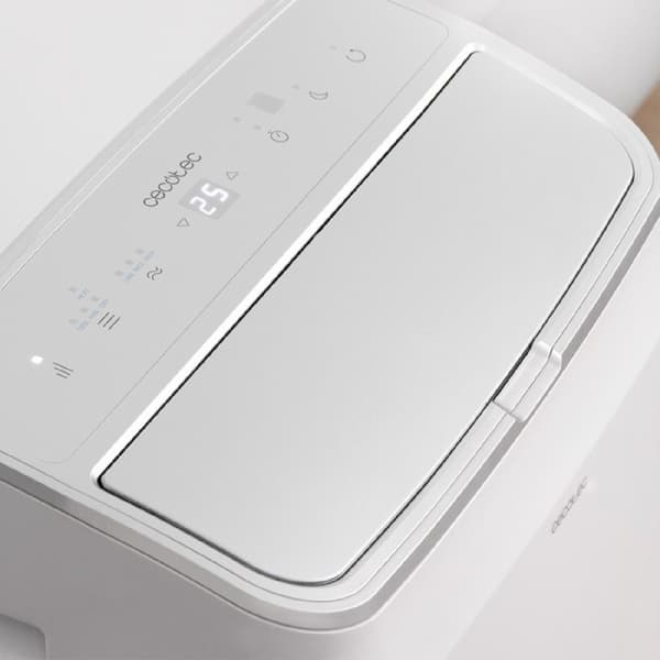 Cecotec 12000 BTU portable air conditioner with heat pump and remote control.