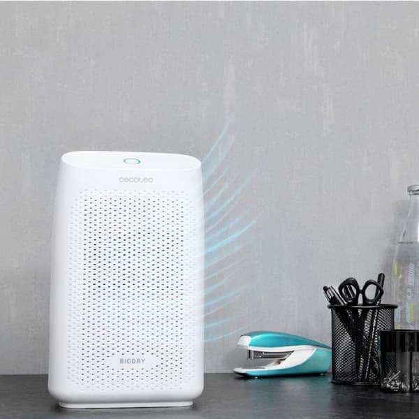 Cecotec Design Peltier dehumidifier with great dehumidification capacity of 300 ml/day. 0.7-litre transparent tank. Power button with light indicator