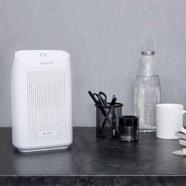 Cecotec Design Peltier dehumidifier with great dehumidification capacity of 300 ml/day. 0.7-litre transparent tank. Power button with light indicator