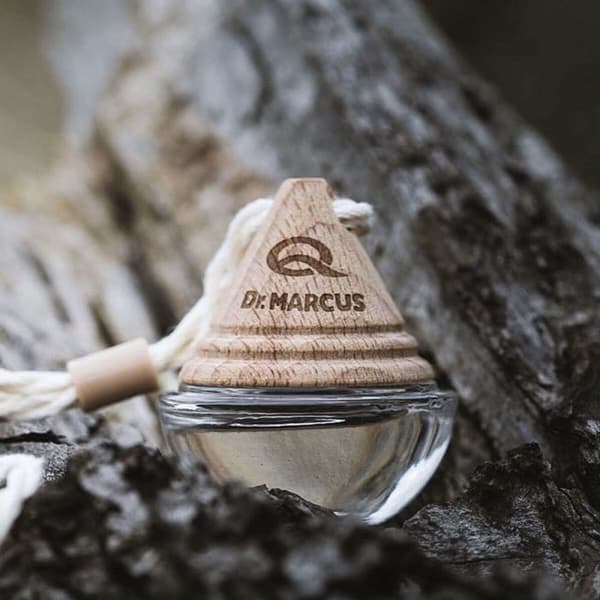 Auton ilmanraikastin Dr Marcus Wood black Riipukset