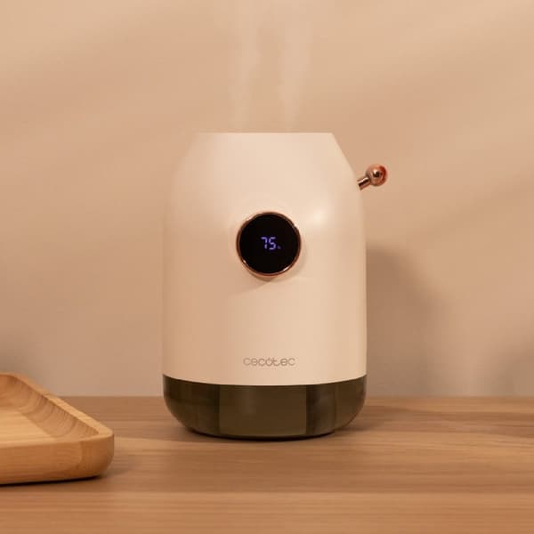 Cecotec Aroma diffuser humidifier with 500 ml tank, cordless with 4800 mAh battery and display.