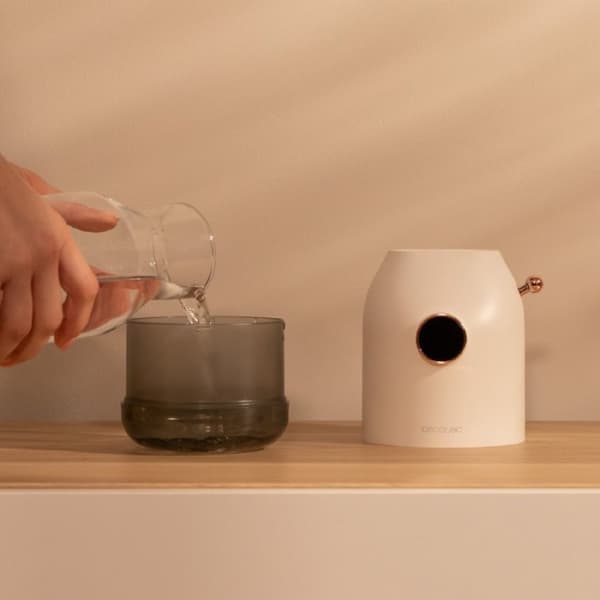 Cecotec Aroma diffuser humidifier with 500 ml tank, cordless with 4800 mAh battery and display.