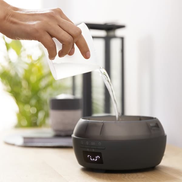 Cecotec Aroma diffuser with 500-ml tank, display, speakers and Bluetooth control.