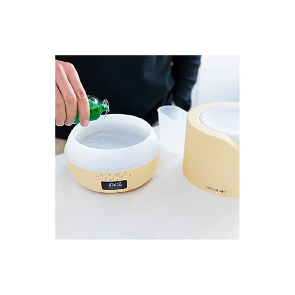 Cecotec Aroma diffuser with 500-ml tank and display.