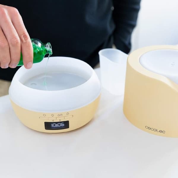 Cecotec Aroma diffuser with 500-ml tank and display.