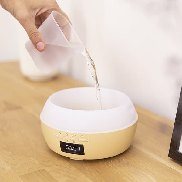 Cecotec Aroma diffuser with 500-ml tank, display, speakers and Bluetooth control.