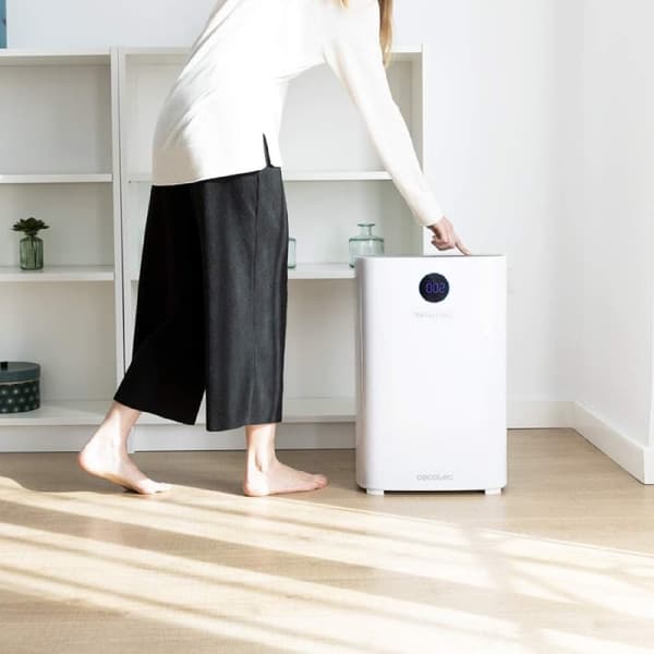 Cecotec Air purifier with 200 CADR, 65 m³ coverage area, LED display and Wi-Fi control.