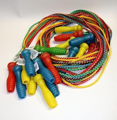 Skakanka sznurkowa plastikowa rączka p10. AGA/ cena za 1szt.