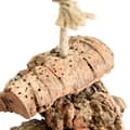 Miniatyrbild 7 av 9: Naturlig korkbarkleksak för stora och medelstora papegojor