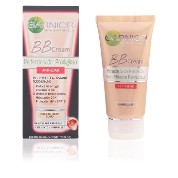 Anti-aging BB cream. BB cream-behandling som återfuktar, minskar uppkomsten av rynkor, stramar upp, jämnar ut hudtonen och tillför