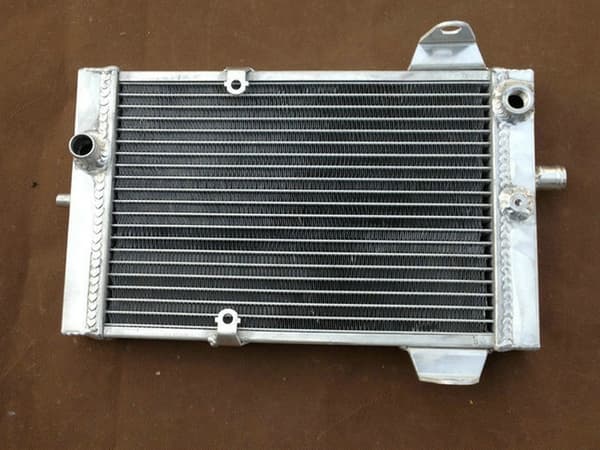 Aluminiumkøler til Kawasaki KFX700, præcist tilpasset til 2003-2009 modeller, letvægts og holdbar, forbedret køleydelse.