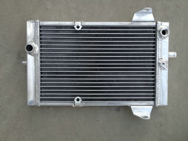 Aluminiumkøler til Kawasaki KFX700, præcist tilpasset til 2003-2009 modeller, letvægts og holdbar, forbedret køleydelse.