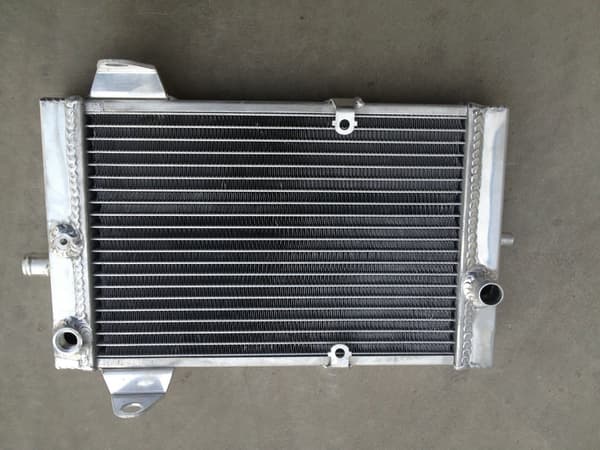 Aluminiumkøler til Kawasaki KFX700, præcist tilpasset til 2003-2009 modeller, letvægts og holdbar, forbedret køleydelse.