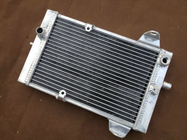 Aluminiumkøler til Kawasaki KFX700, præcist tilpasset til 2003-2009 modeller, letvægts og holdbar, forbedret køleydelse.