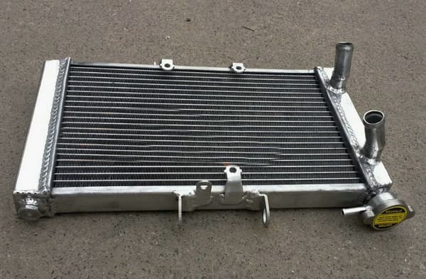 Aluminiumkøler, designet til Triumph Tiger 800, dobbeltpakke til venstre/højre, overlegen køleydelse.