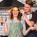Miniatyrbillede 4 af 6: Lollanda Køkkenforklæde med blomstermønster – justerbare stropper, stilfuld og praktisk stænkplade til madlavning, bagning og grillning