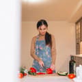 Miniatyrbillede 4 af 6: Lollanda Køkkenforklæde med blomstermønster – justerbare stropper, stilfuld og praktisk stænkplade til madlavning, bagning og grillning
